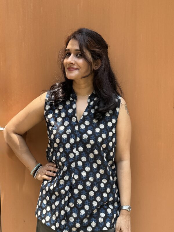 Dark blue top in block printed cotton perfect for summer