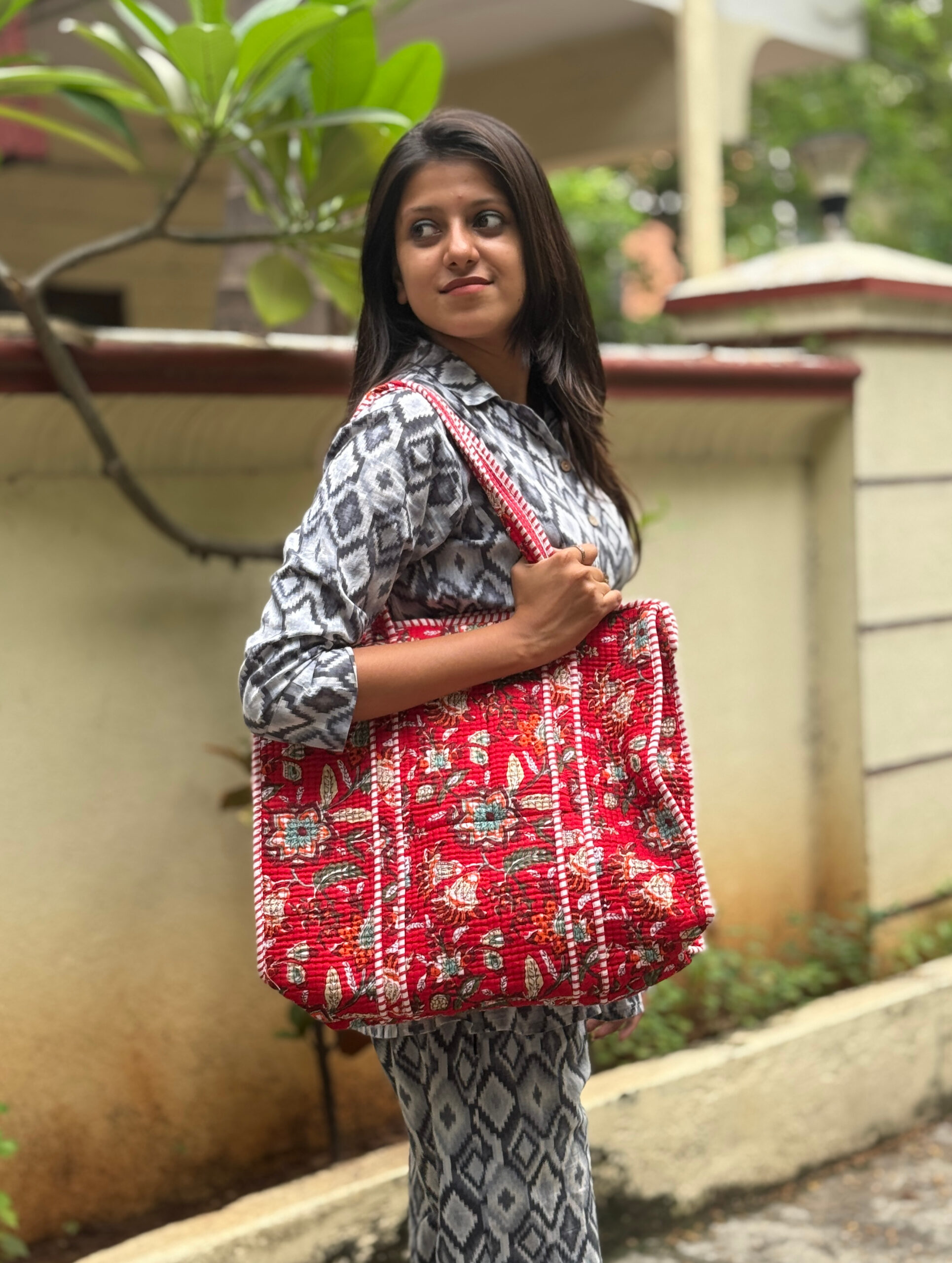 2e707b91-8435-4153-b11f-dbda6c691f8a Red quilted cotton tote bag