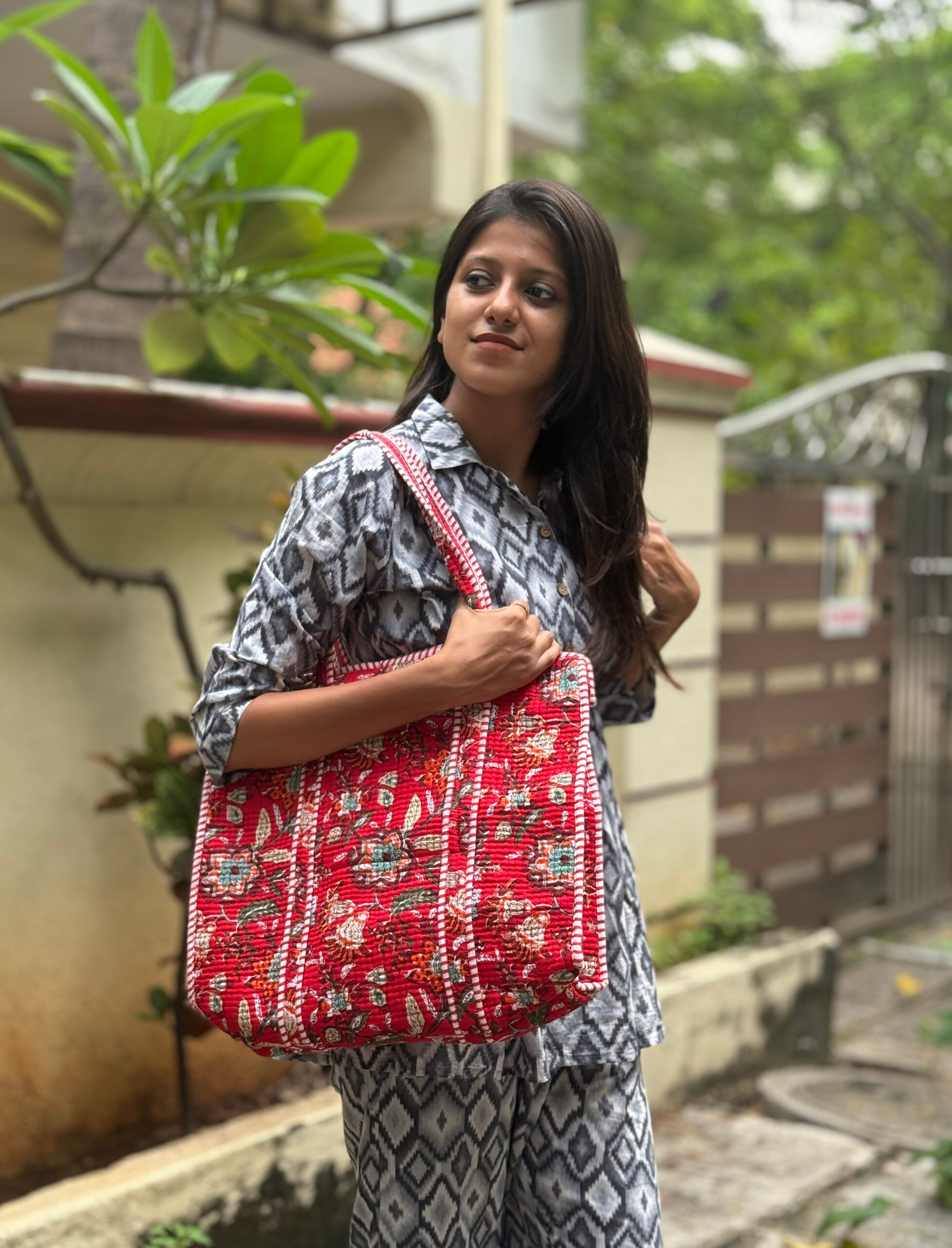 3d03153e-7768-4abc-8cbd-c3e29c7637b6 Red quilted cotton tote bag